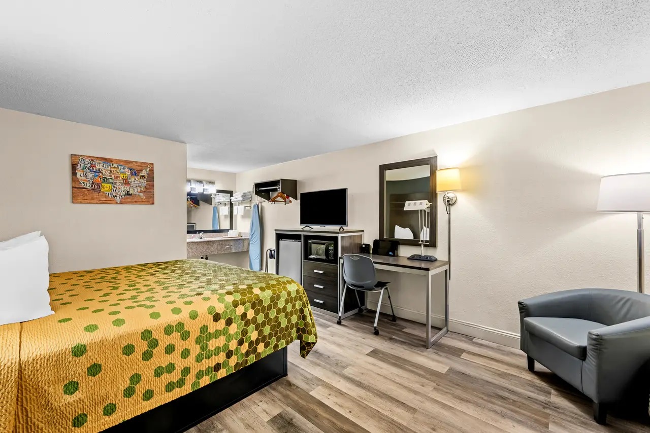 King room at Econo Lodge Kingsport East with king bed and lounge area