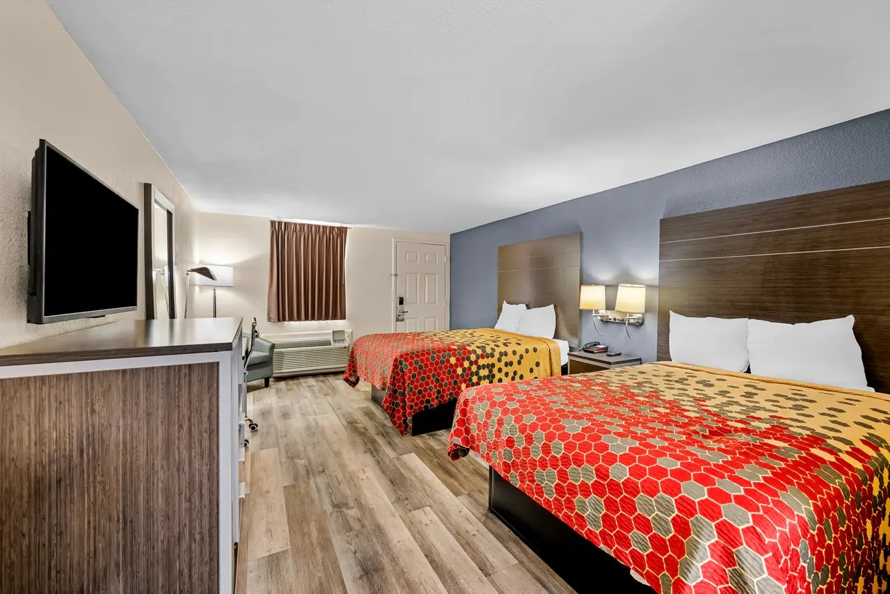 Double room at Econo Lodge Kingsport East with two queen beds